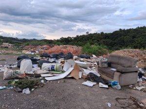 Lixo acumulado na entrada da cidade reacende debate sobre pontos corretos de descarte em Barbacena - IMG 20251208 WA0002
