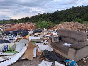 Lixo acumulado na entrada da cidade reacende debate sobre pontos corretos de descarte em Barbacena - IMG 20251208 WA0004
