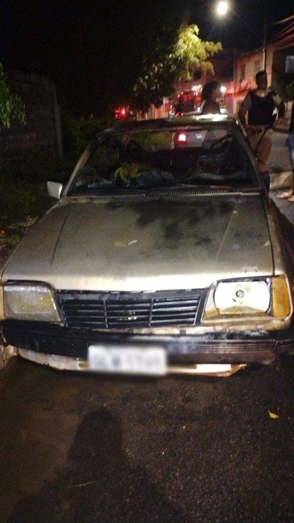 Dois carros são atingidos por incêndio na madrugada desta sexta-feira - Imagem do WhatsApp de 2025 12 05 as 08.06.15 253950b9