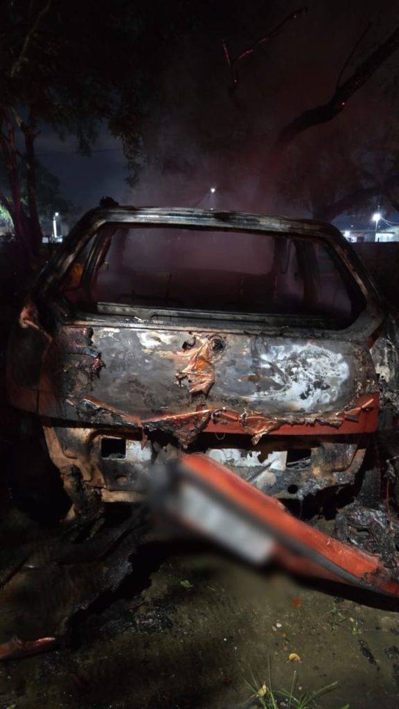 Dois carros são atingidos por incêndio na madrugada desta sexta-feira - Imagem do WhatsApp de 2025 12 05 as 08.06.15 357a13b1 1