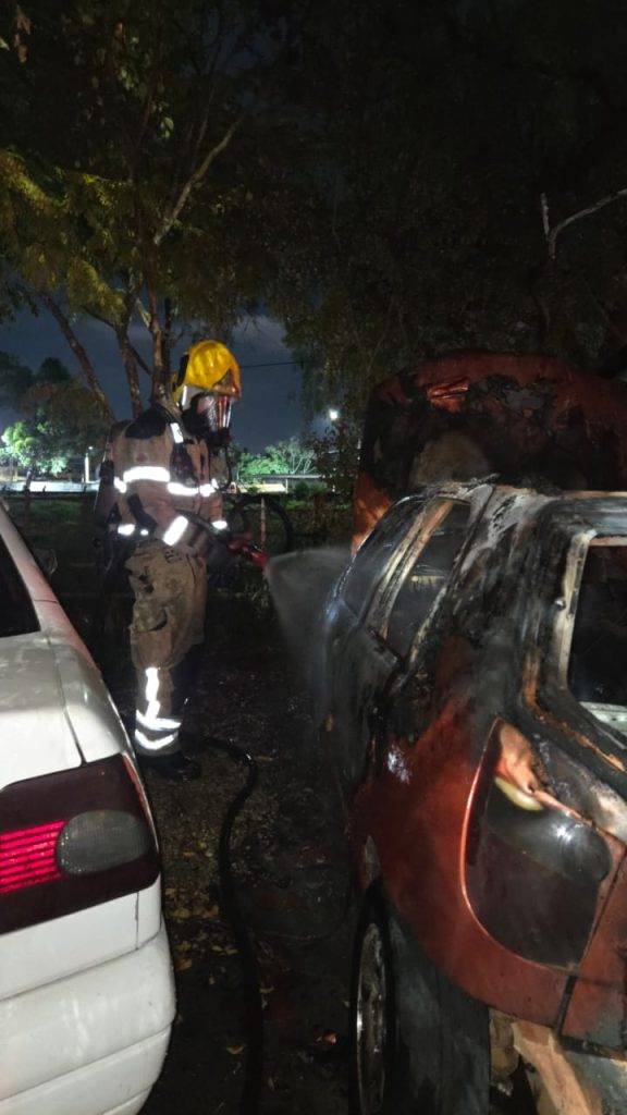 Dois carros são atingidos por incêndio na madrugada desta sexta-feira - Imagem do WhatsApp de 2025 12 05 as 08.06.16 5ba860c8