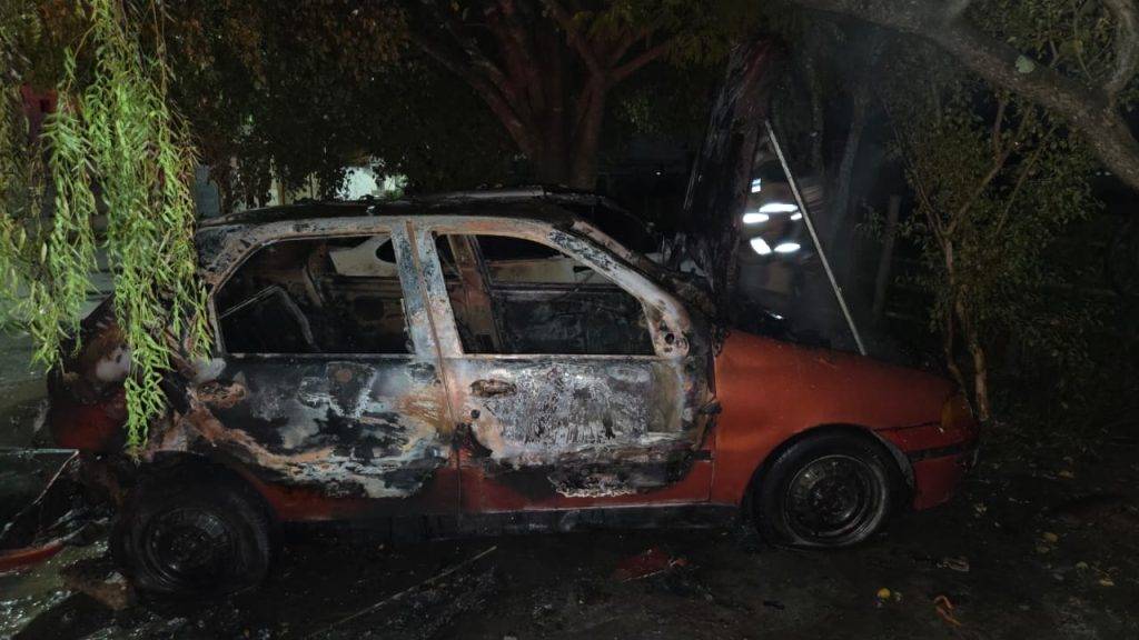 Dois carros são atingidos por incêndio na madrugada desta sexta-feira - Imagem do WhatsApp de 2025 12 05 as 08.06.16 7c06b196 1