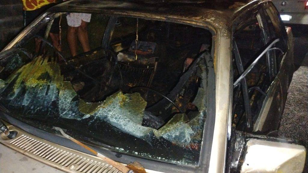 Dois carros são atingidos por incêndio na madrugada desta sexta-feira - Imagem do WhatsApp de 2025 12 05 as 08.06.17 6e554432