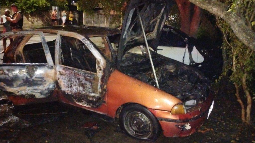 Dois carros são atingidos por incêndio na madrugada desta sexta-feira - Imagem do WhatsApp de 2025 12 05 as 08.06.17 bbcf9fe3