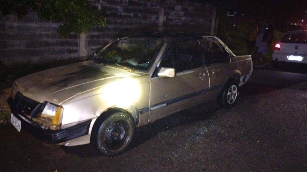 Dois carros são atingidos por incêndio na madrugada desta sexta-feira - Imagem do WhatsApp de 2025 12 05 as 08.06.18 3da01d65