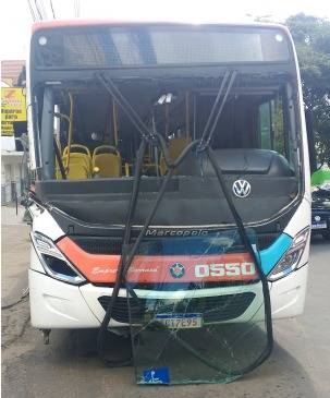 Três pessoas feridas em acidente de coletivo na Avenida Governador Bias Fortes - WhatsApp Image 2025 12 07 at 06.06.09