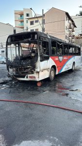 Ônibus é consumido por chamas na região do Ibiapaba, em Barbacena - WhatsApp Image 2025 12 22 at 18.19.59 1