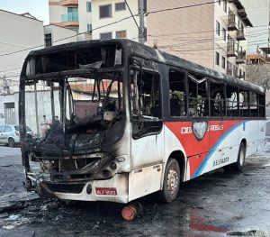Ônibus é consumido por chamas na região do Ibiapaba, em Barbacena - WhatsApp Image 2025 12 22 at 18.19.59 e1766438572629