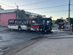 Ônibus é consumido por chamas na região do Ibiapaba, em Barbacena - WhatsApp Image 2025 12 22 at 18.43.28