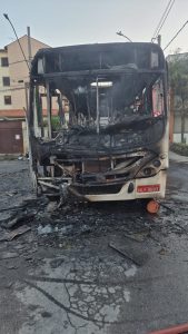 Ônibus é consumido por chamas na região do Ibiapaba, em Barbacena - WhatsApp Image 2025 12 22 at 23.07.59