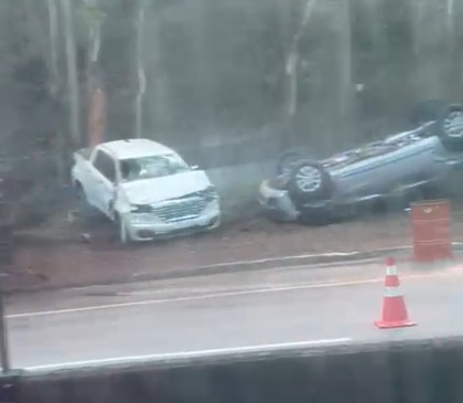 Acidente com cegonheira espalha veículos pela BR 040, no km 731 - WhatsApp Image 2025 12 29 at 19.08.17