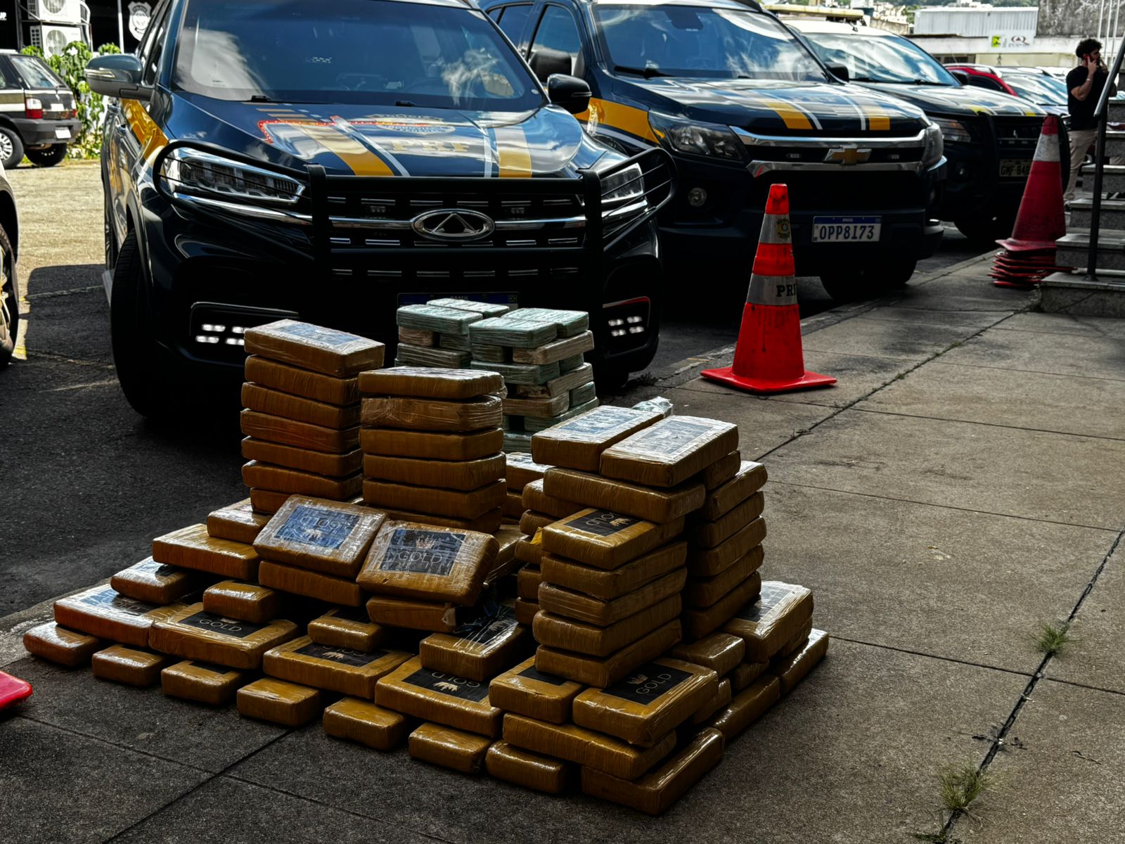 Grande quantidade de drogas apreendida com auxílio de guindaste em Juiz de Fora - Foto de Fernando 1 8