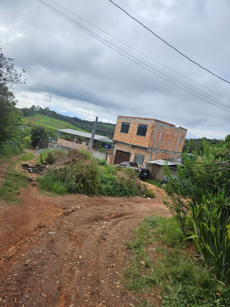 Rua do Cruzeiro, em Pinheiro Grosso, pede socorro - WhatsApp Image 2026 01 04 at 17.16.21