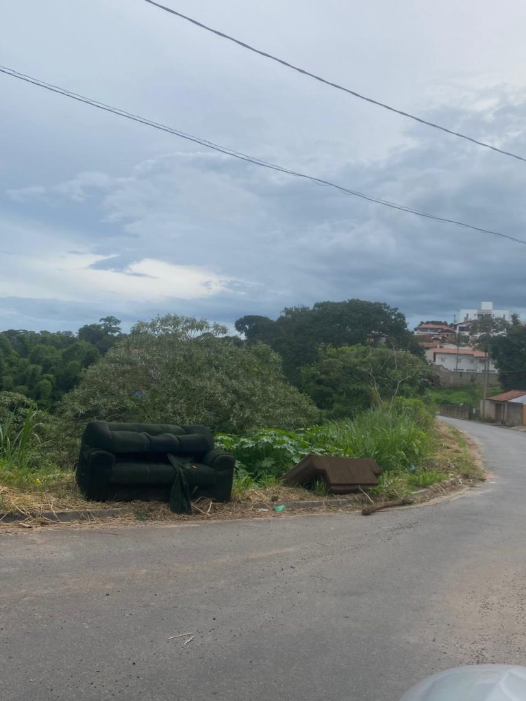 Moradores da Linha D’Oeste filmam descartes de entulhos - WhatsApp Image 2026 01 19 at 15.54.48