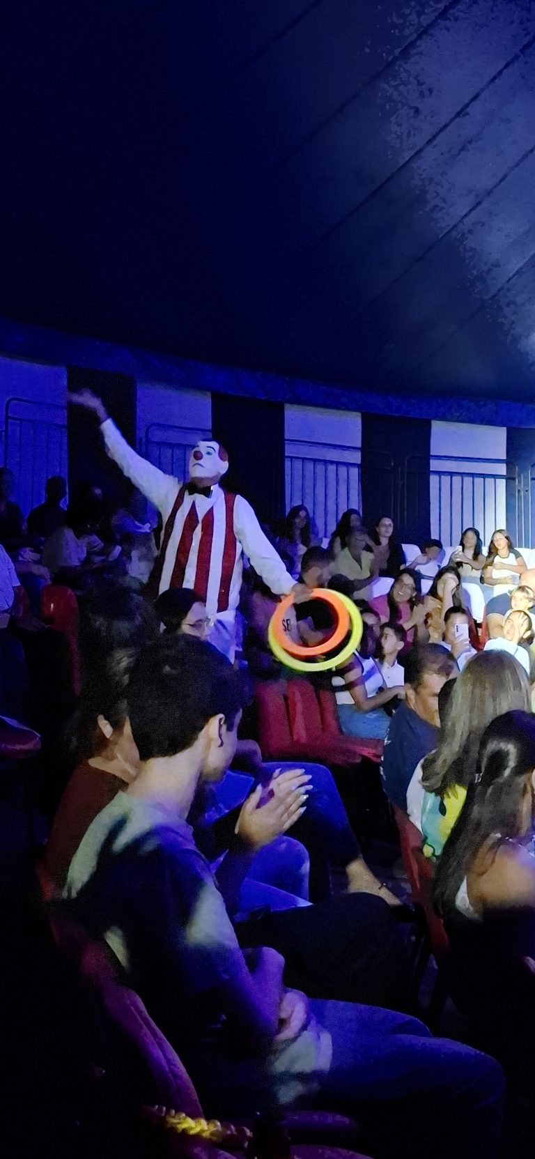 Marcos Frota leva crianças ao picadeiro em noite de estreia em Barbacena - 20260219 204352