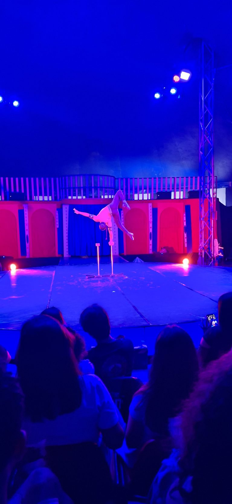 Marcos Frota leva crianças ao picadeiro em noite de estreia em Barbacena - 20260219 213007