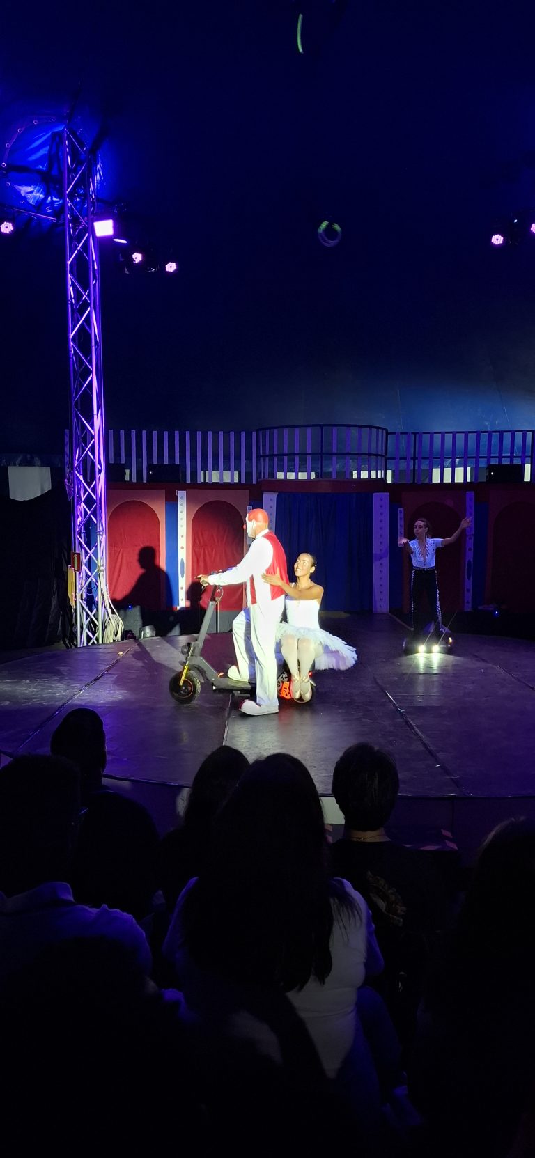 Marcos Frota leva crianças ao picadeiro em noite de estreia em Barbacena - 20260219 214720