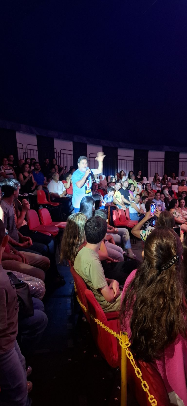 Marcos Frota leva crianças ao picadeiro em noite de estreia em Barbacena - 20260219 214956