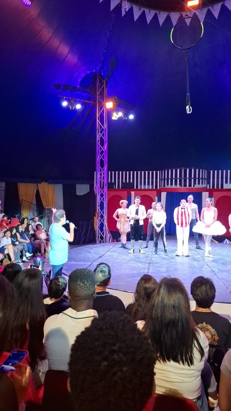 Marcos Frota leva crianças ao picadeiro em noite de estreia em Barbacena - 20260219 215030