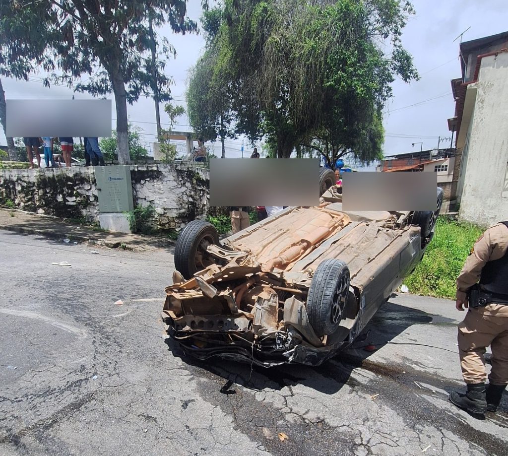Perseguição policial pelas ruas de Barbacena termina em capotamento - Foto de Fernando 1 1 e1770221898659