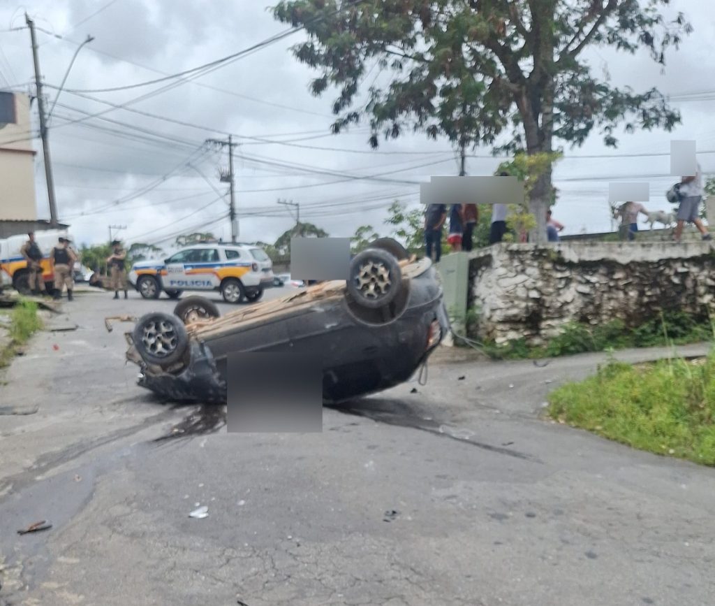 Perseguição policial pelas ruas de Barbacena termina em capotamento - Foto de Fernando 2 1 e1770221860526