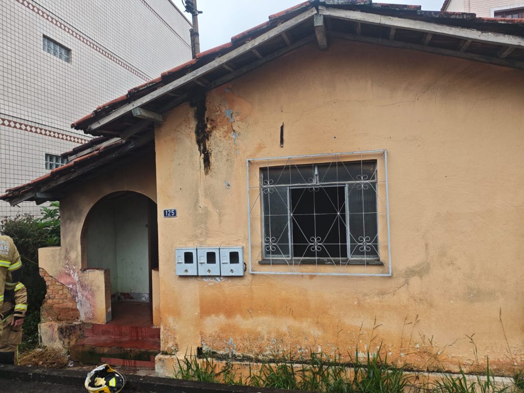 Casa no bairro São Sebastião é atingida por incêndio - Foto de Fernando Neto 1 6