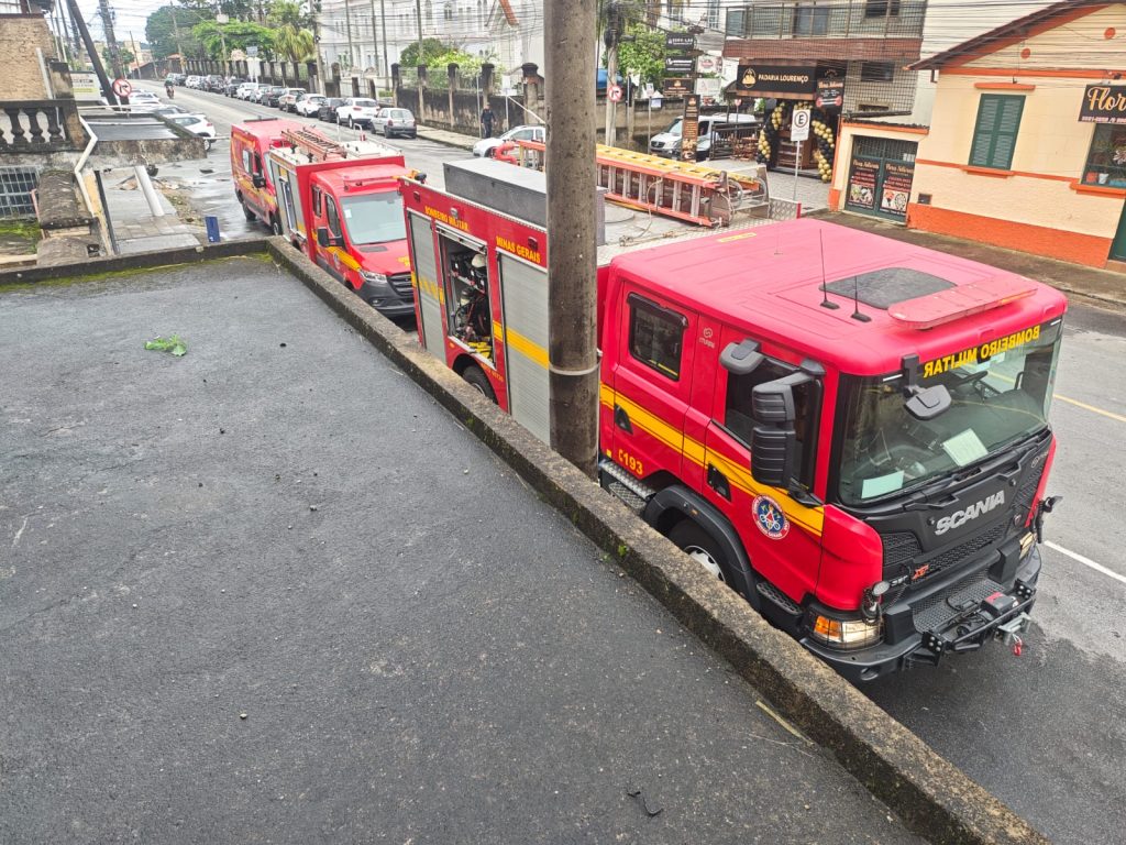 Casa no bairro São Sebastião é atingida por incêndio - Foto de Fernando Neto 2 3