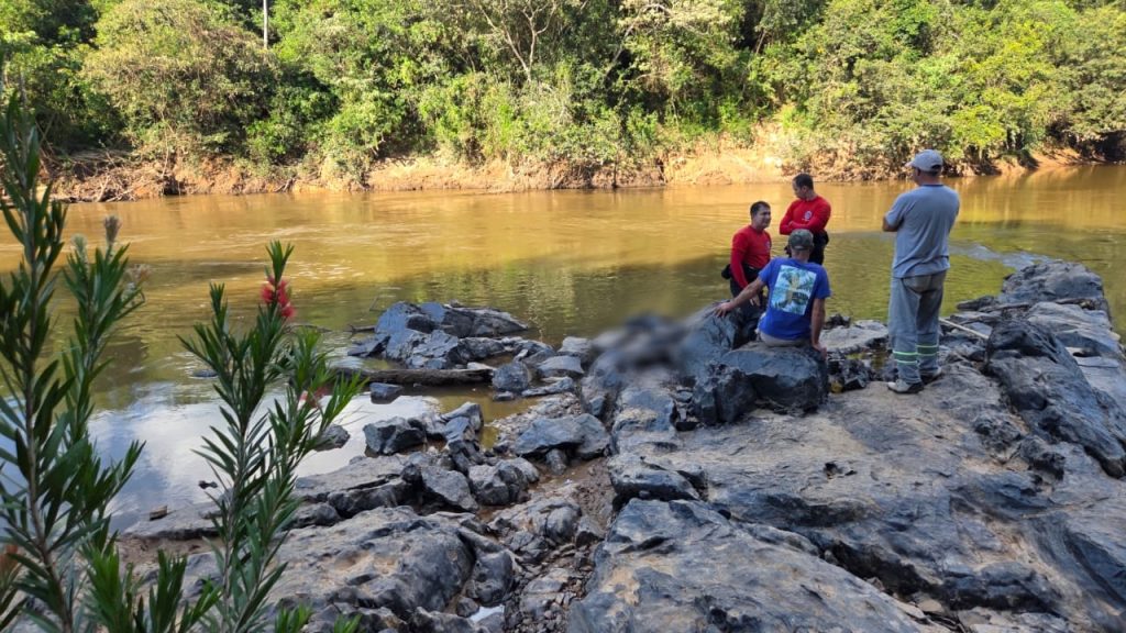 Idoso de 83 anos morre afogado enquanto pescava no Rio das Mortes - Foto de Fernando Neto 3 4