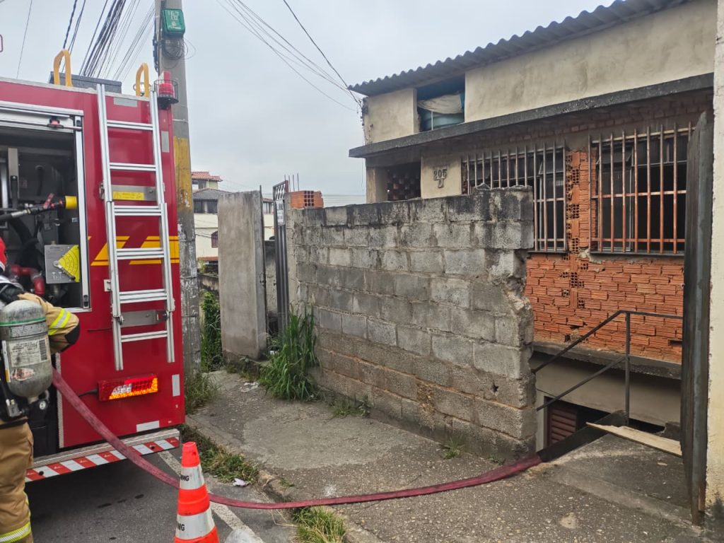 Incêndio atinge casa abandonada no bairro Pontilhão - WhatsApp Image 2026 04 16 at 09.01.53 1