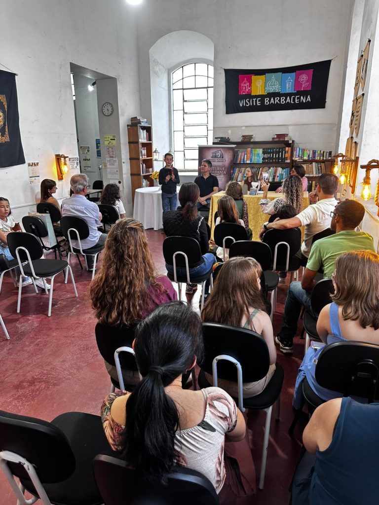 Vozes da literatura infantojuvenil encantam público na Biblioteca Municipal Honório Armond - WhatsApp Image 2026 04 19 at 07.18.51