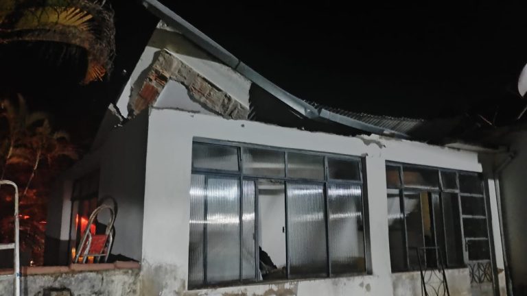 Desabamento atinge garagem e danifica veículos em São João del-Rei - WhatsApp Image 2026 04 19 at 21.47.38