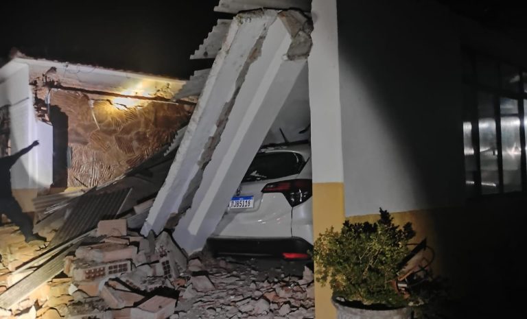 Desabamento atinge garagem e danifica veículos em São João del-Rei - WhatsApp Image 2026 04 19 at 21.47.40