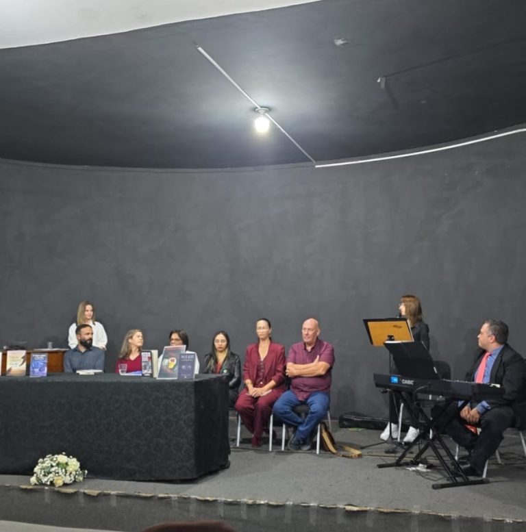 Abril Literário celebra autores barbacenenses em noite dedicada aos livros e à cultura - WhatsApp Image 2026 04 24 at 12.53.12