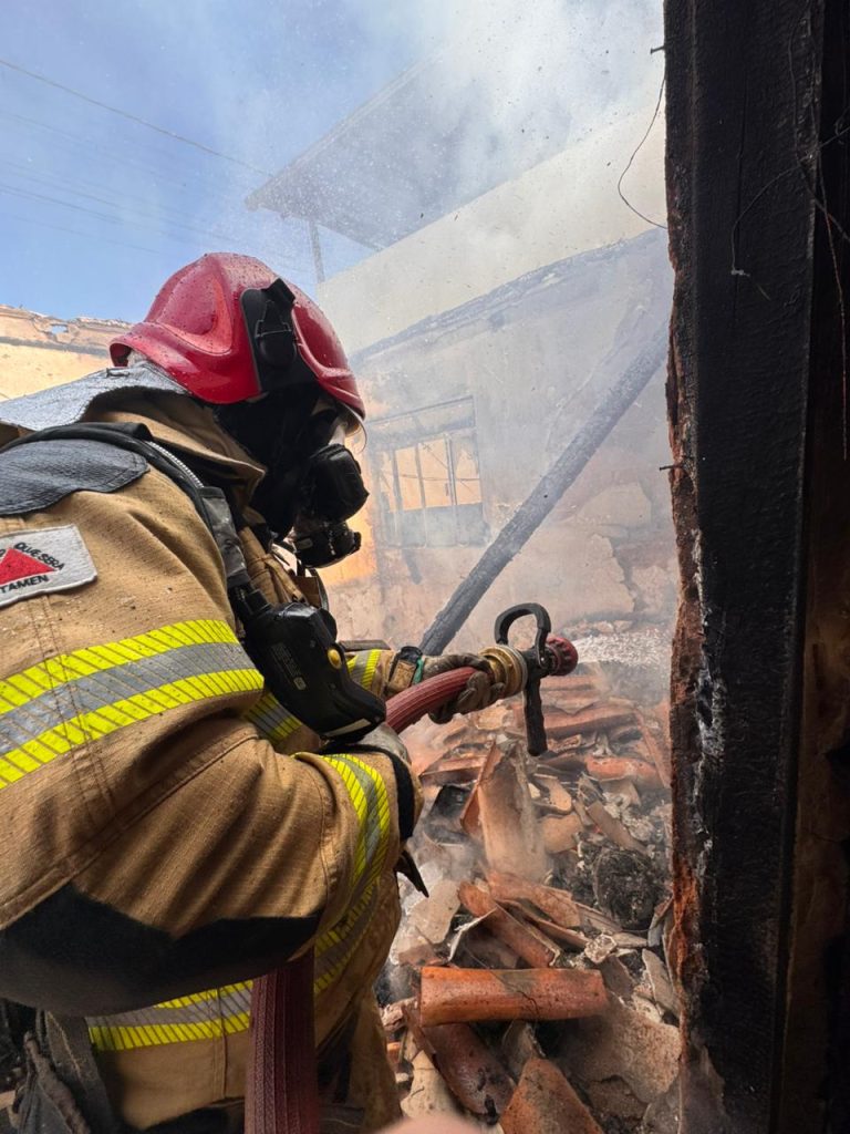 Incêndio possivelmente criminoso atinge casa em Lagoa Dourada - Foto de Fernando 2 1