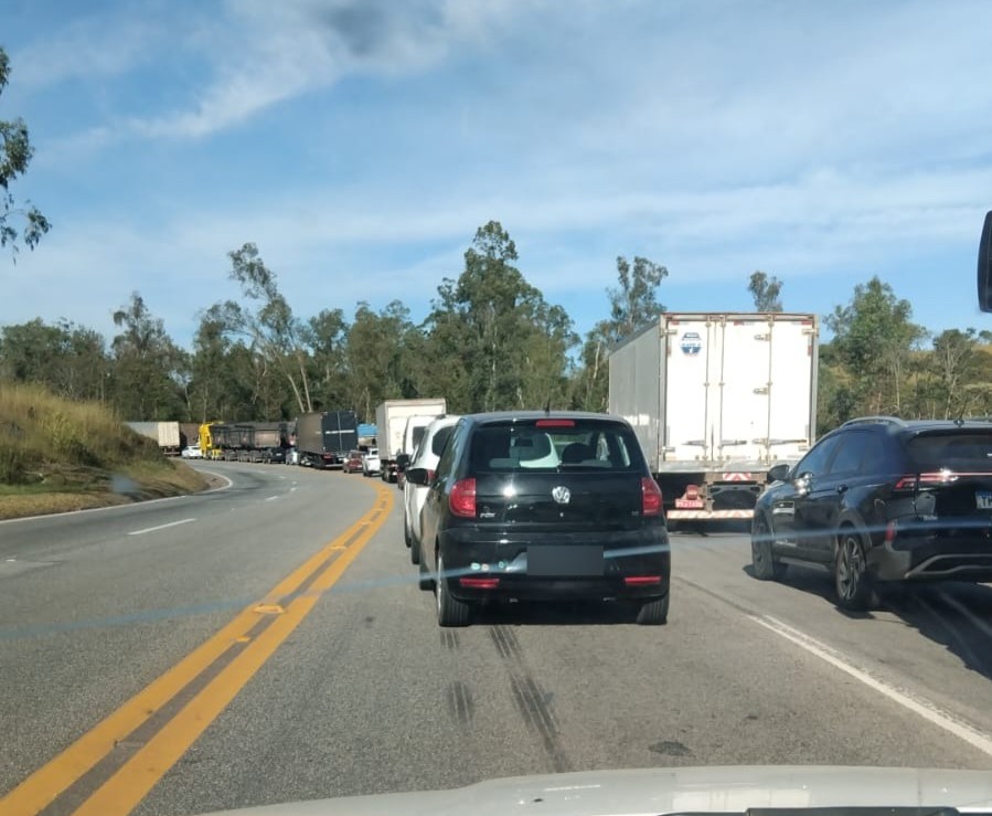 Caminhão perde controle e interdita BR 040, em Alfredo Vasconcelos - Foto de Fernando 3 1