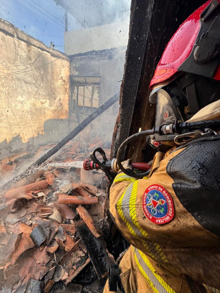 Incêndio possivelmente criminoso atinge casa em Lagoa Dourada - Foto de Fernando 3 2