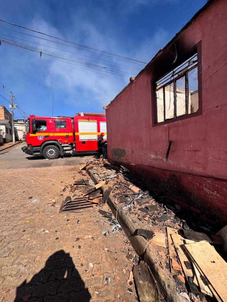 Incêndio possivelmente criminoso atinge casa em Lagoa Dourada - Foto de Fernando 4 1