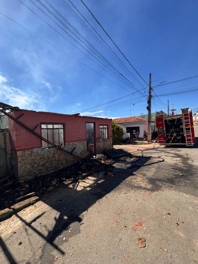 Incêndio possivelmente criminoso atinge casa em Lagoa Dourada - IMG 20260510 WA0008 1